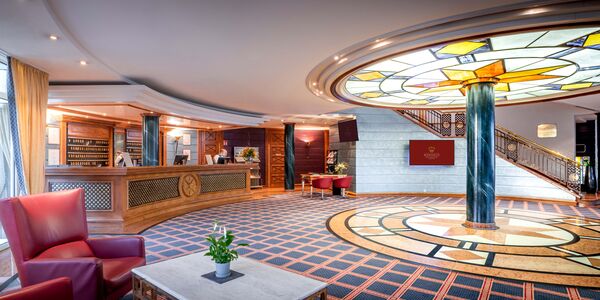 Rezeption und Lobby im The Monarch Hotel Bad Gögging