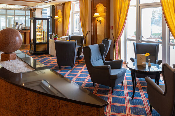 Café Sophie mit Außenterrasse und gemütlichen Sitzmöglichkeiten im Hotel Monarch Bad Gögging