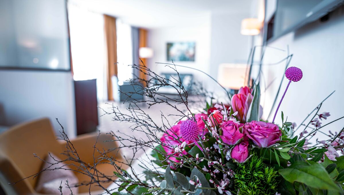 Blumenstrauß im Zimmer mit lila Blumen 