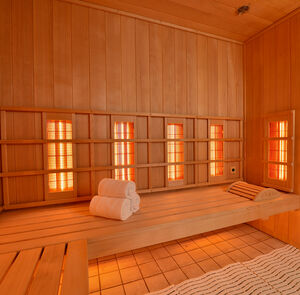 Finnische Sauna mit aufgerollten Handtüchern zum Wellness in Bad Gögging
