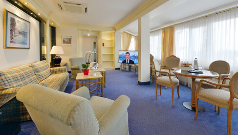 Suite mit geräumigem Wohnbereich im Monarch Hotel 