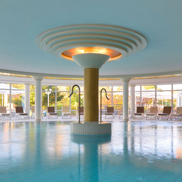 Großzügiges Wellnessangebot mit großem Pool im The Monarch Hotel Bad Gögging