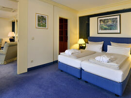 Schlafbereich mit großzügigem Doppelbett mit blauen Rahmen 