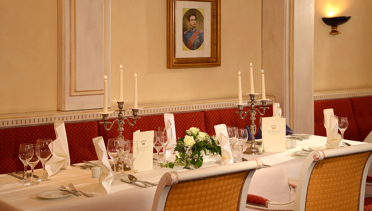 Weiß gedeckter Tisch mit weißen Rosen in Mitten des Tisches in der Hochzeitslocation bei Ingolstadt.