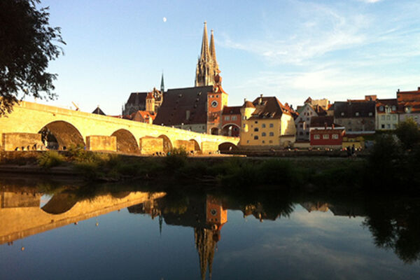 Die naheliegende Stadt Regensburg mit seinem schönen Kirchturm gilt als besonderes Ausflugsziel in Niederbayern.