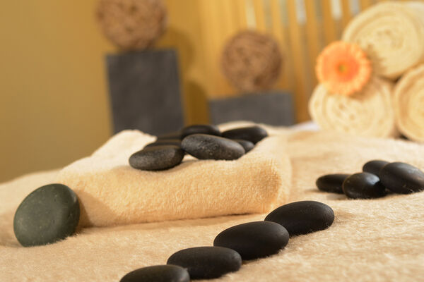 Handtücher und Massagesteine im Wellnessbereich im Monarch Hotel