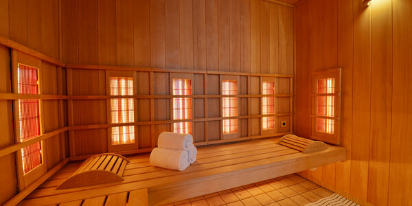 Einblick in die Sauna mit aufgerollten Handtüchern im Hotel in Bad Gögging 