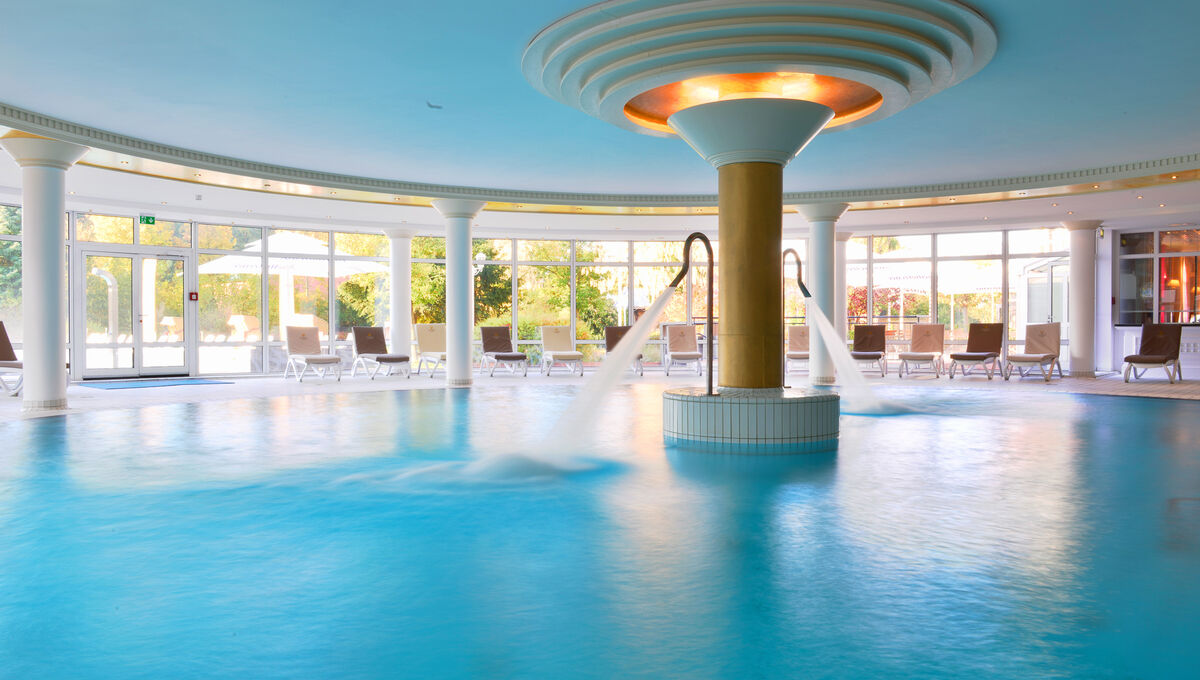 Großer Pool mit Wasserfalldusche im The Monarch Hotel Bad Gögging.