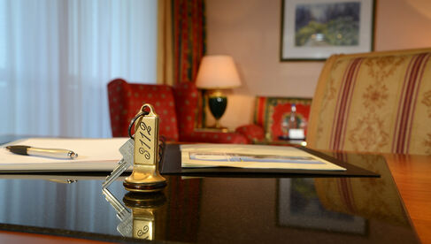 Zimmerschlüssel auf einem Glastisch im The Monarch Hotel