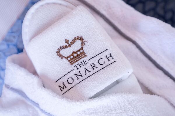 Bademantel mit dem The Monarch Logo 
