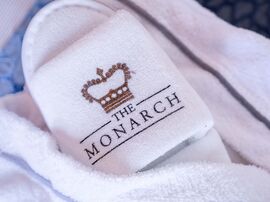 Bademantel mit dem The Monarch Logo 